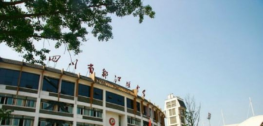 都江堰中學(xué)校園環(huán)境怎么樣？