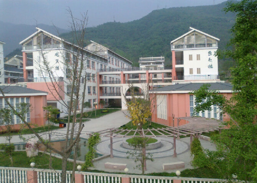 平武中學(xué)學(xué)費(fèi)是多少？