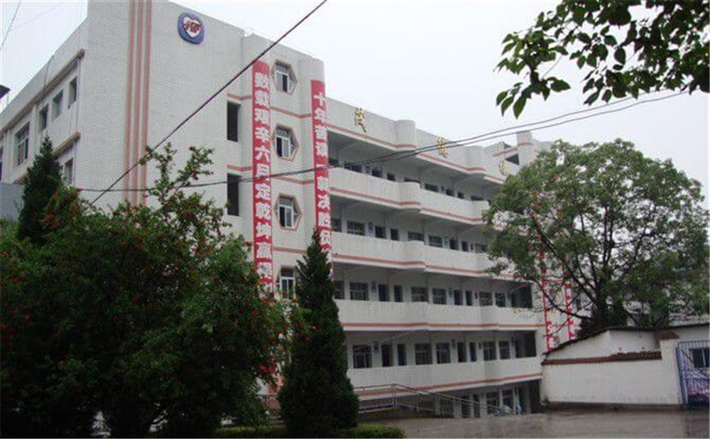 平昌中學(xué)學(xué)校詳細(xì)地址在什么地方？