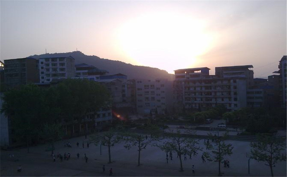 平昌縣第二中學(xué)學(xué)校環(huán)境怎么樣？