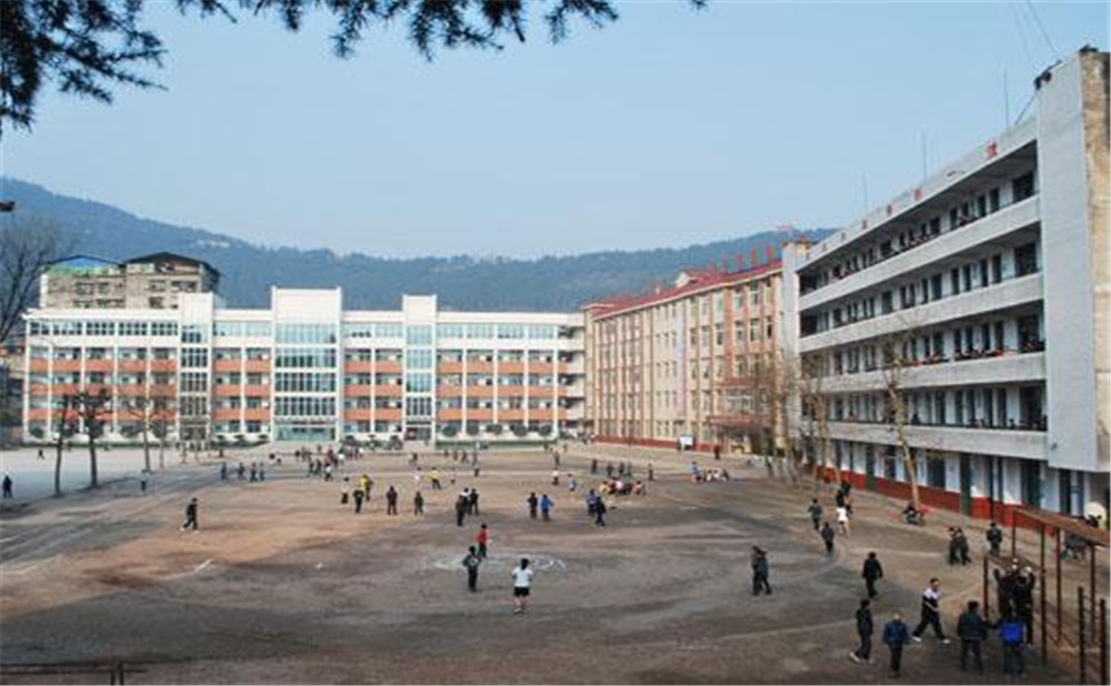 平昌縣第二中學(xué)學(xué)校環(huán)境怎么樣？