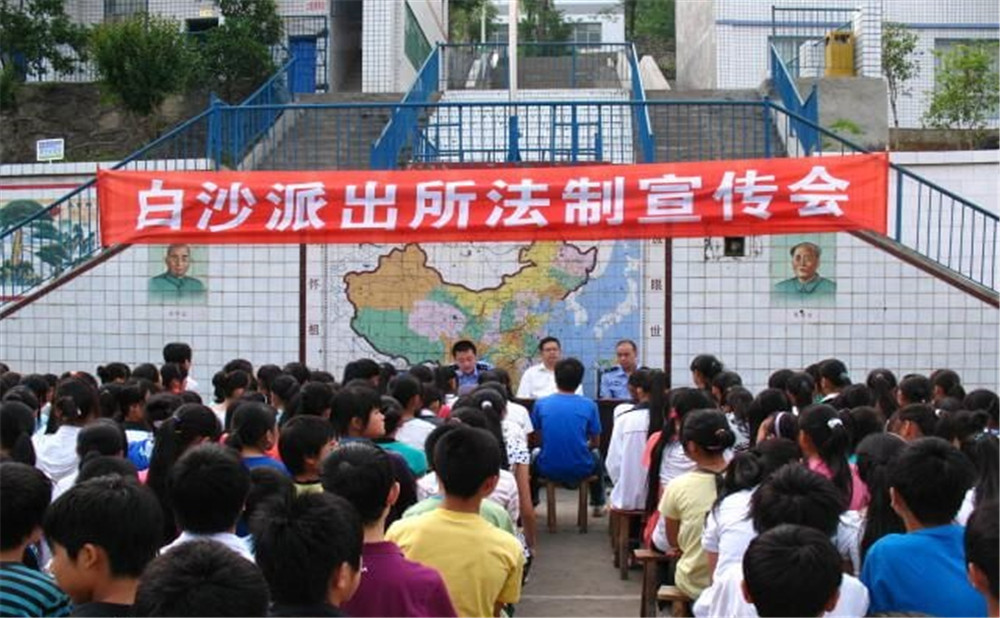萬(wàn)源市第二中學(xué)是公辦高中？