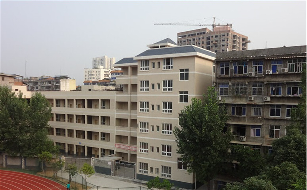 巴中中學(xué)2020年學(xué)校學(xué)費多少錢一年？