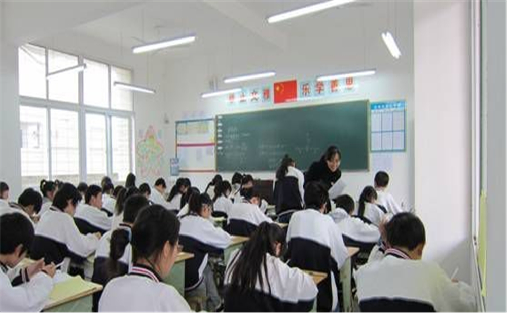 鼎山中學(xué)2020年中考錄取分?jǐn)?shù)線是多少分？
