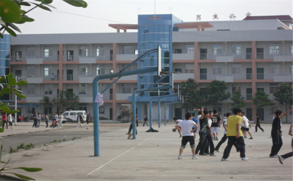 威遠(yuǎn)龍會(huì)中學(xué)學(xué)校環(huán)境怎么樣？