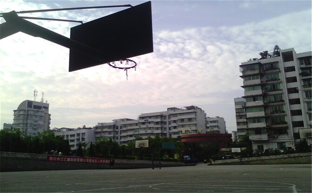 內江市翔龍中學學校環(huán)境怎么樣？