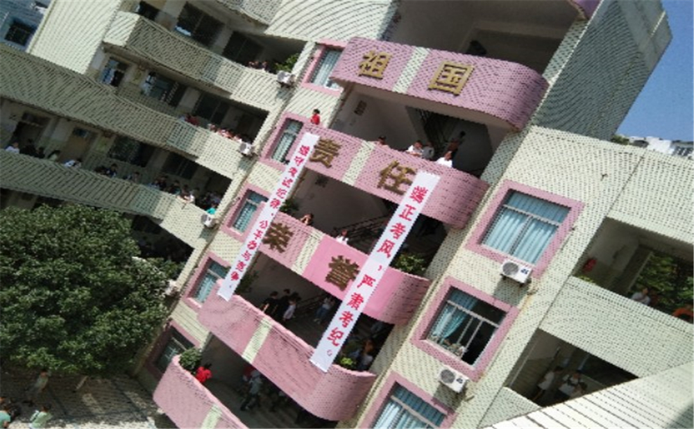 內(nèi)江市翔龍中學(xué)2020年學(xué)校學(xué)費多少錢一年？