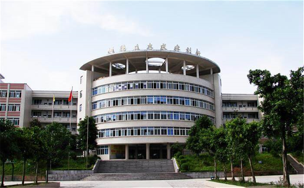 高坪中學(xué)學(xué)校環(huán)境怎么樣？