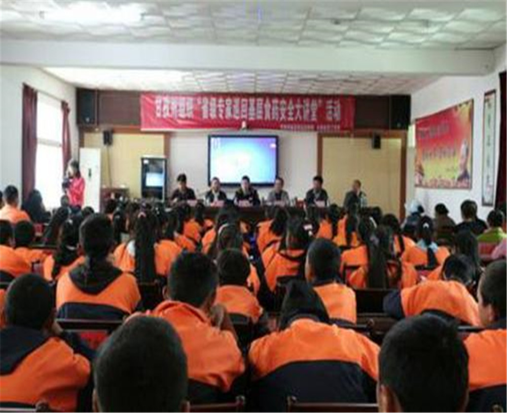 鄉(xiāng)城縣中學(xué)2020年學(xué)校學(xué)費(fèi)多少錢一年？
