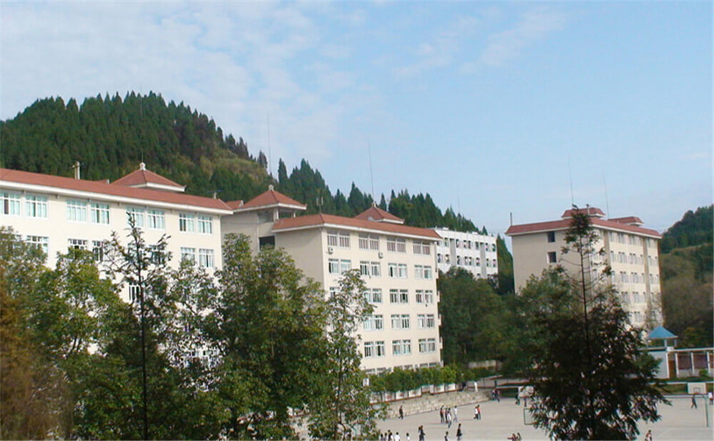 建興中學學校環(huán)境怎么樣？