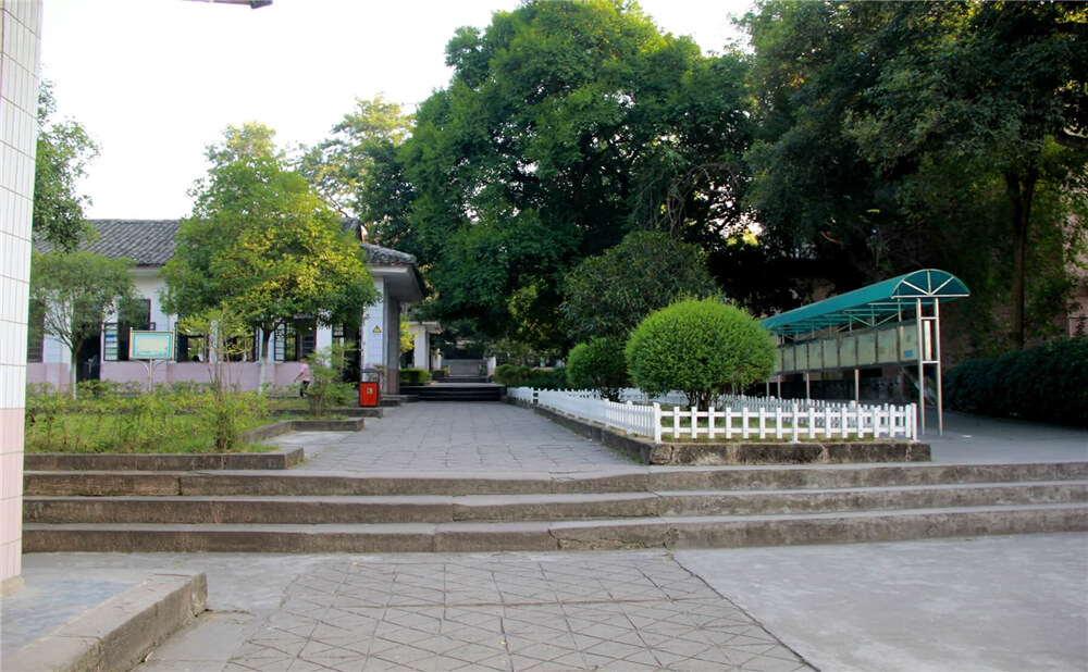蓬安中學(xué)學(xué)校詳細(xì)地址在什么地方？