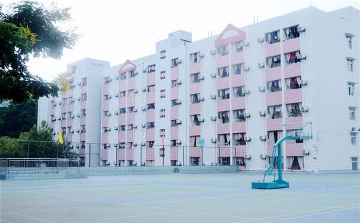 西南交通大學附屬中學每年的學費多少錢？