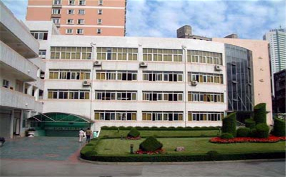 成都市鹽道街中學(xué)外招生一年的學(xué)費(fèi)是多少？