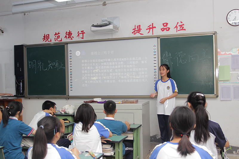 成都石室外國語學(xué)校一年的學(xué)費是多少？