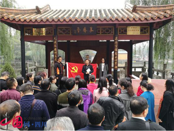 石室白馬中學(xué)一年的學(xué)費(fèi)是多少？