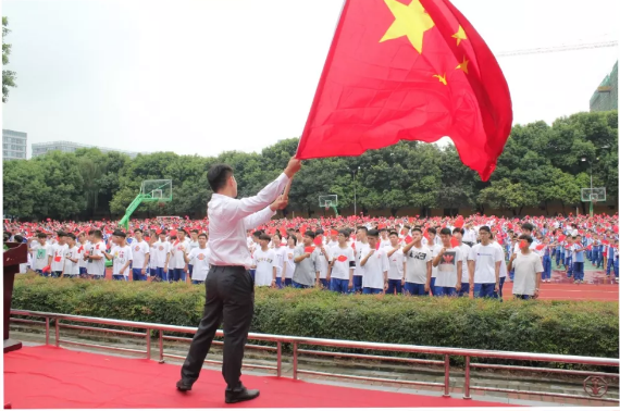 成都石室佳興外國(guó)語(yǔ)學(xué)校的學(xué)費(fèi)是多少？