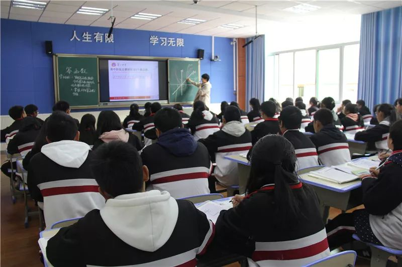 蒲江中學(xué)的學(xué)費(fèi)是多少？
