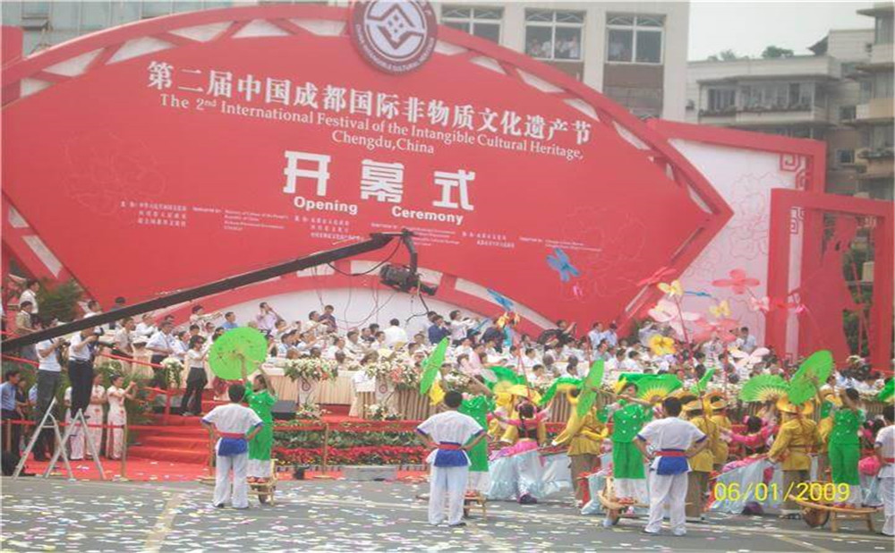 洛帶中學(xué)高中一年的學(xué)費是多少？