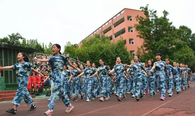 成都新世紀(jì)外國(guó)語(yǔ)學(xué)校高中一年的學(xué)費(fèi)是多少？