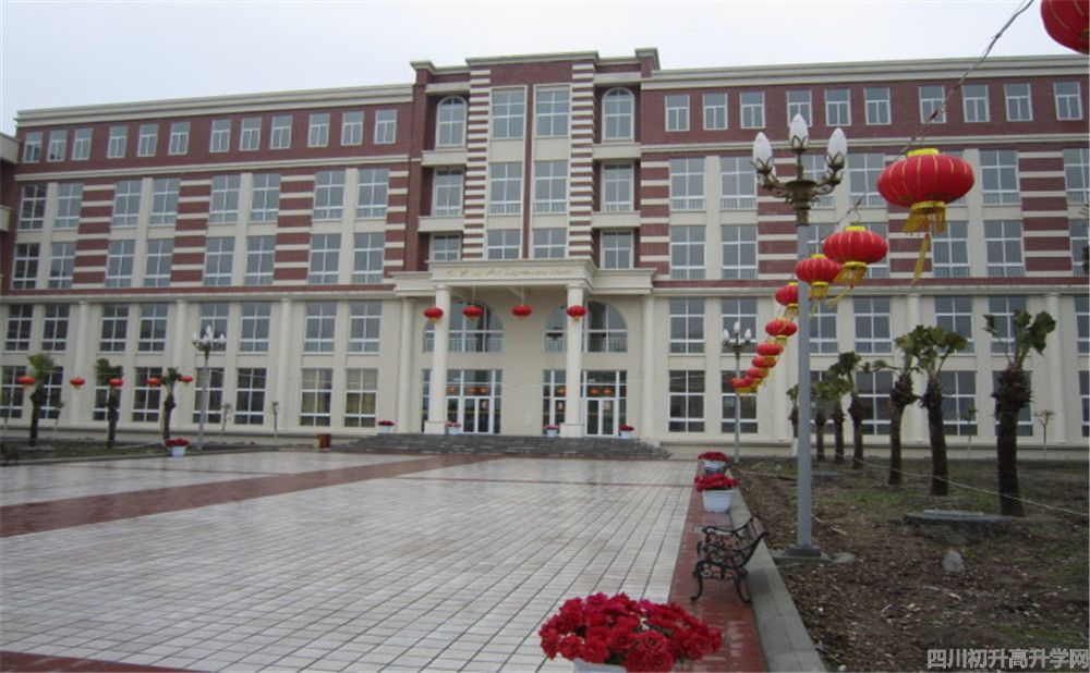 四川師范大學(xué)附屬第三實驗中學(xué)高中一年的學(xué)費是多少？
