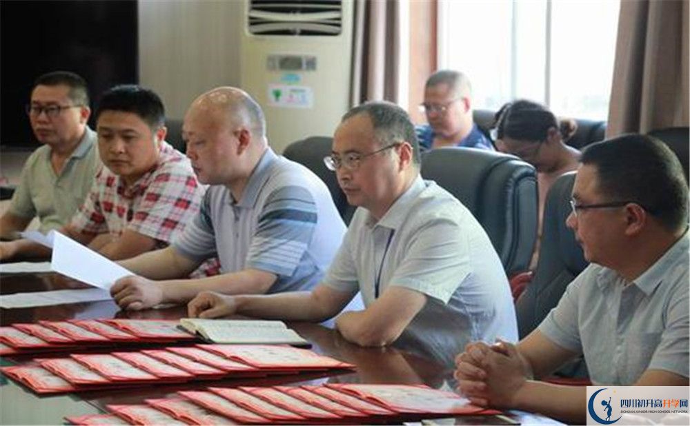 大邑縣實驗中學(xué)高中一年的學(xué)費是多少？