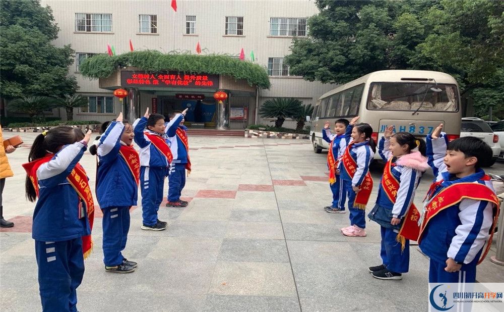 成都石室佳興外國語學校初升高的學費是多少？