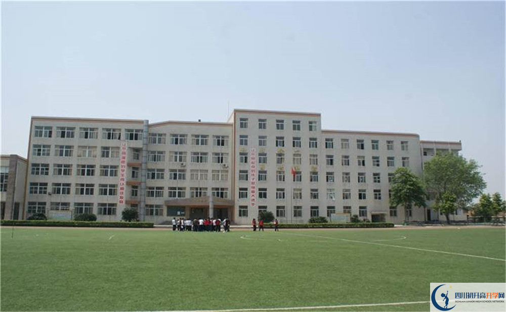 洛帶中學(xué)是個(gè)怎么樣的學(xué)校？