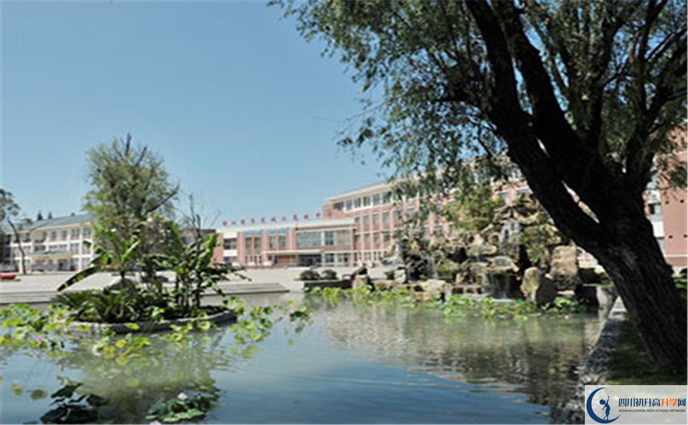 青城山高級(jí)中學(xué)的學(xué)費(fèi)收費(fèi)標(biāo)準(zhǔn)是多少？