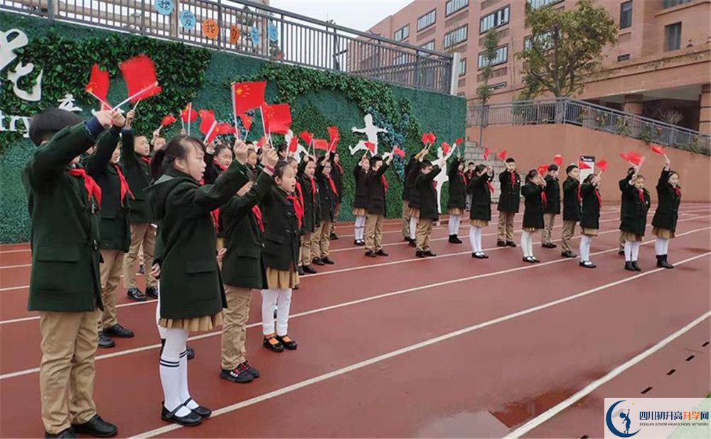 成都實(shí)外新都五龍山學(xué)校的學(xué)費(fèi)大概是多少？