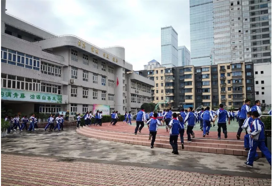 成都市第十七中學(xué)的老師好不好？
