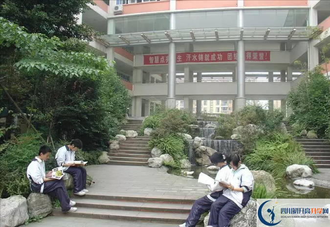 四川師范大學(xué)附屬中學(xué)一年的學(xué)費(fèi)是多少？