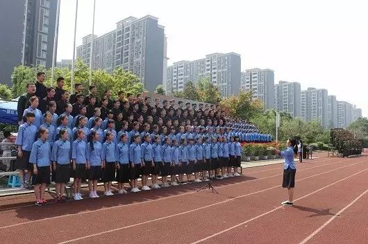 成都三十七中一年的學(xué)費(fèi)是多少？