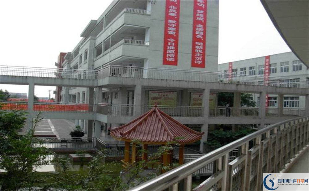 中考成都市龍泉中學(xué)的招生分?jǐn)?shù)線是多少？