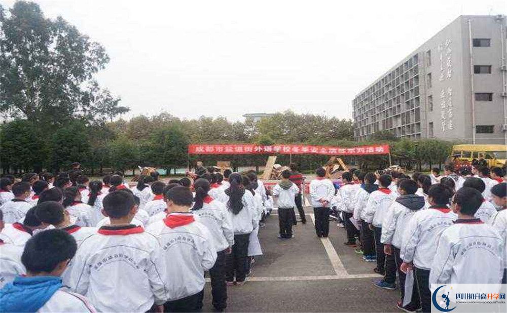 鹽道街外國語學校一年的學費是多少？