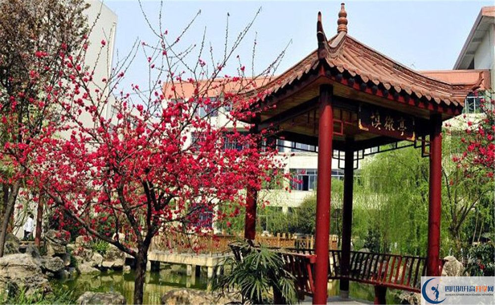 蜀城中學(xué)一年的學(xué)費是多少？