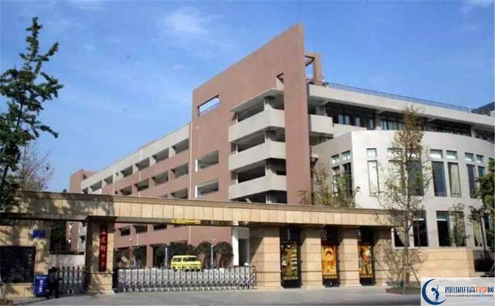 成都市田家炳中學(xué)的高中住宿好不好？