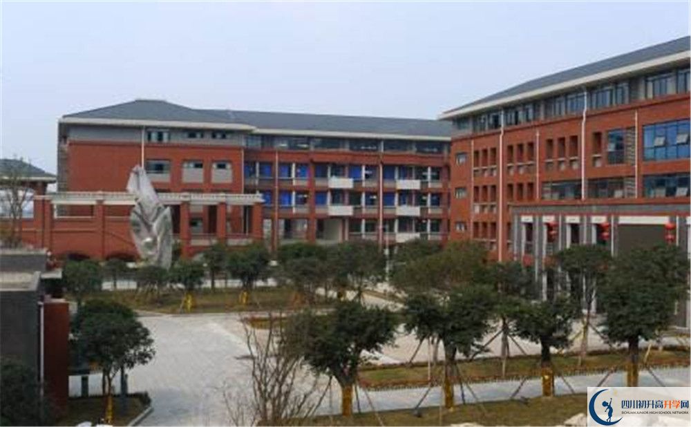 成都七中萬達學(xué)校一學(xué)期的學(xué)費是多少？