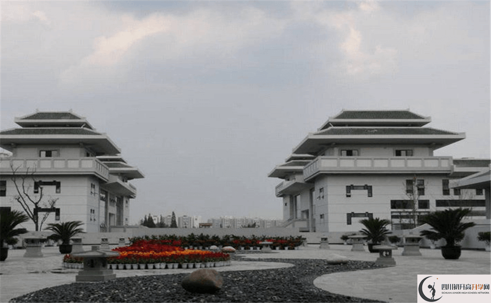成都石室中學(xué)北湖校區(qū)一學(xué)期的學(xué)費(fèi)是多少錢(qián)？
