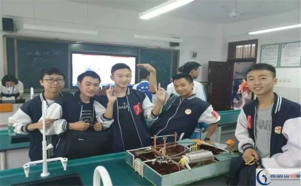 賈家中學一學期的學費是多少？
