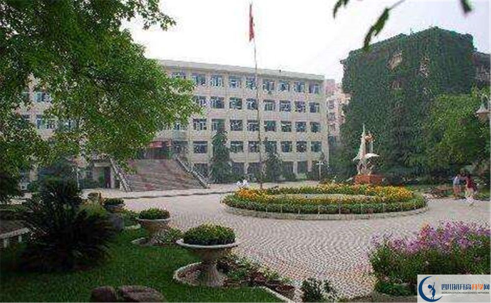 簡陽中學(xué)一學(xué)期的學(xué)費(fèi)是多少？