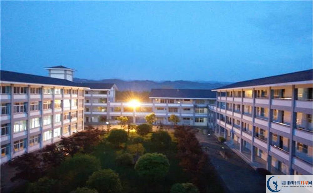 平樂中學(xué)一學(xué)期的學(xué)費(fèi)是多少？
