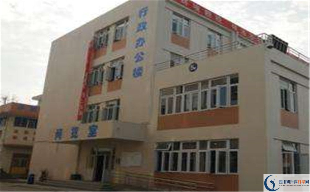 蜀城中學(xué)一學(xué)期的學(xué)費(fèi)是多少？