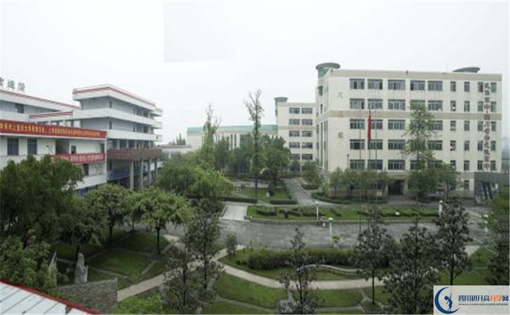 武侯高級(jí)中學(xué)的學(xué)費(fèi)一期是多少？
