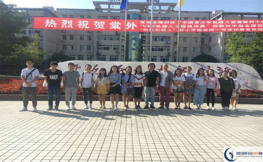 近幾年成都棠湖外國語學(xué)校高中錄取的分?jǐn)?shù)線是多少？