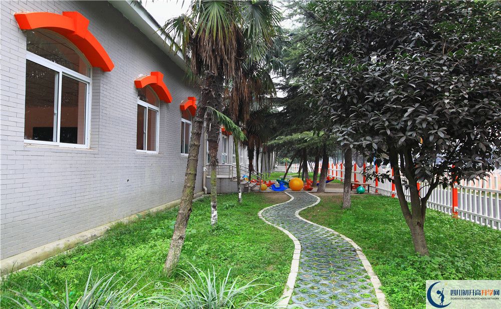 成都大學(xué)附屬中學(xué)初升高向外地招生嗎？