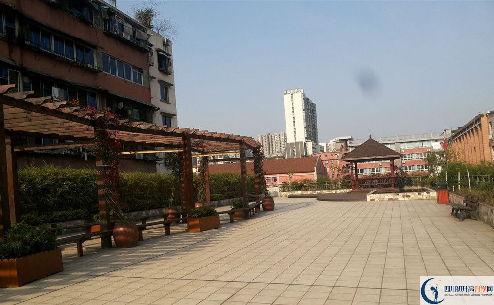 通錦中學(xué)住宿的費(fèi)用是多少？