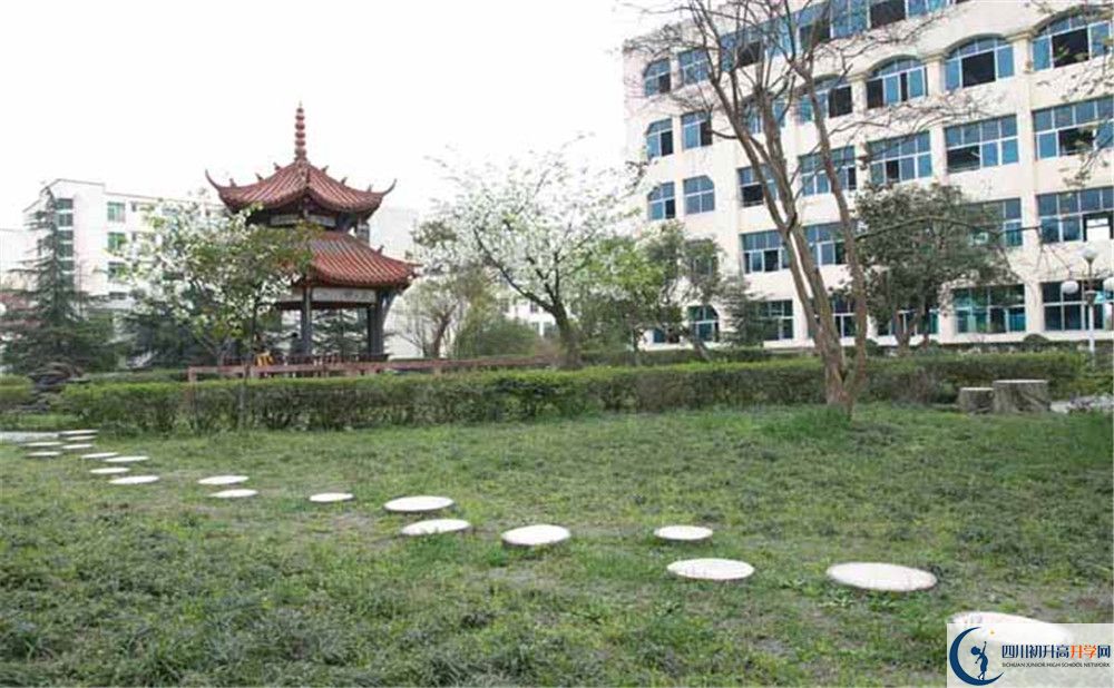 都江堰外國(guó)語(yǔ)實(shí)驗(yàn)學(xué)校高一多久放一次假呢？