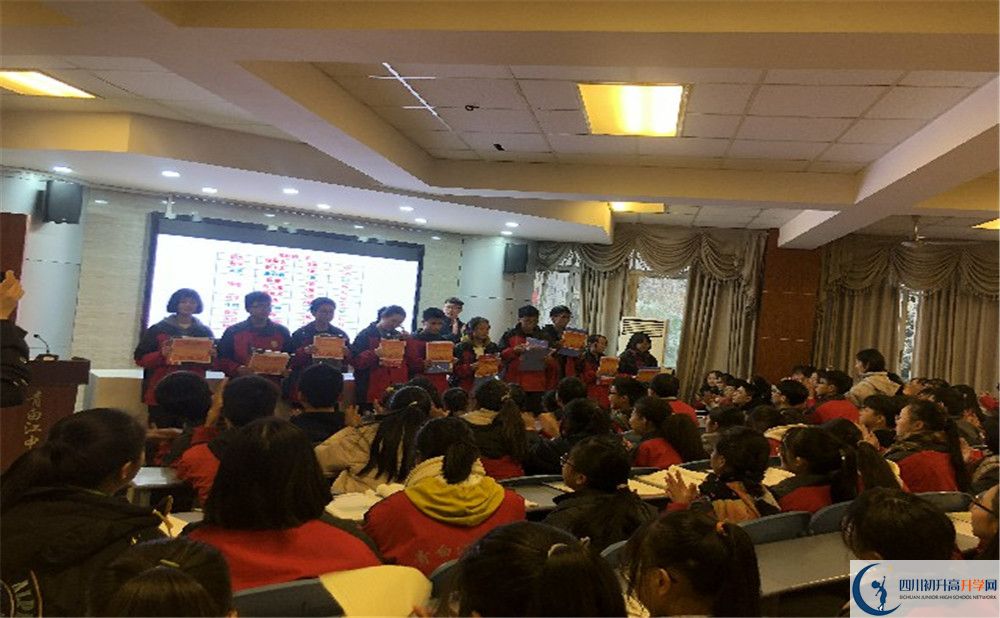 青白江中學(xué)2020年外地生學(xué)費(fèi)是多少？