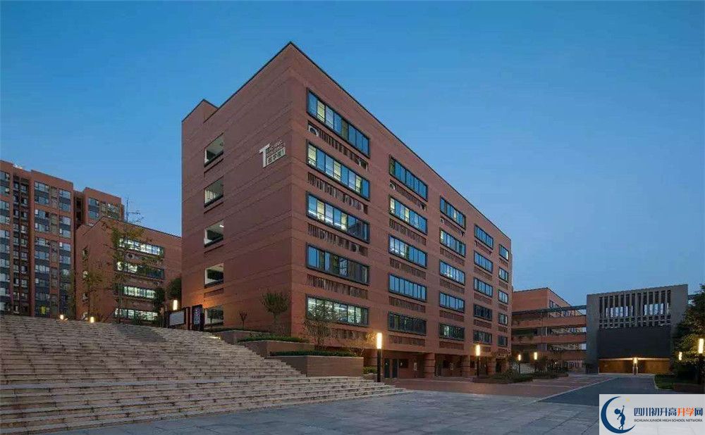 成都實(shí)外新都五龍山學(xué)校的高中住宿怎么樣？
