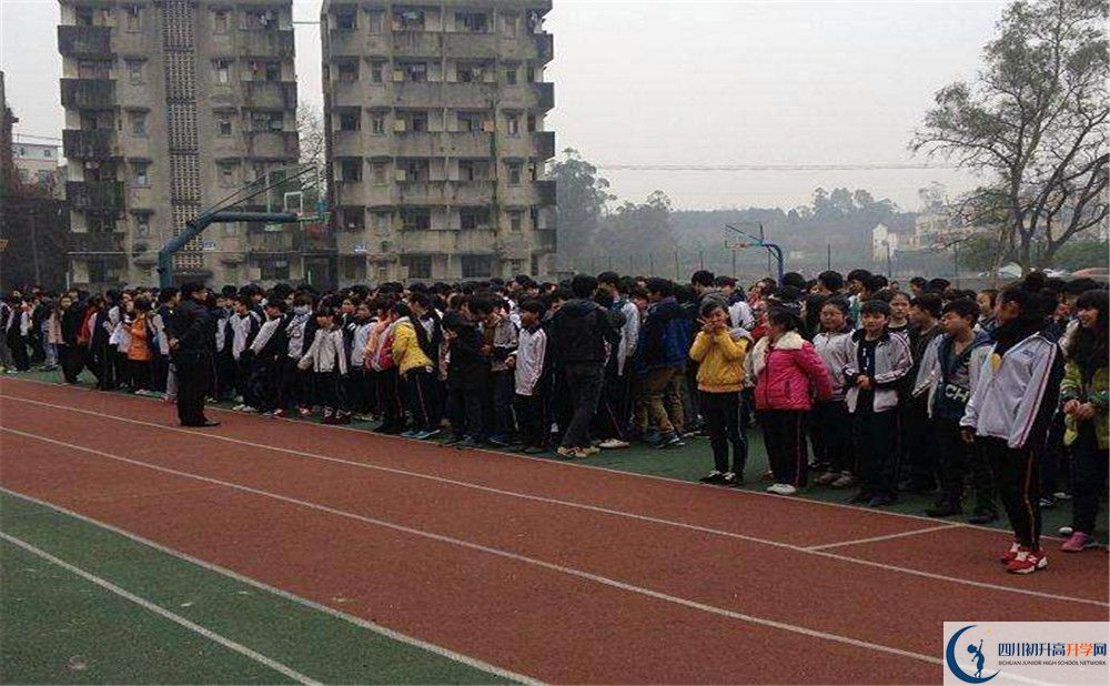 高板中學(xué)2020年外地生學(xué)費(fèi)是多少？
